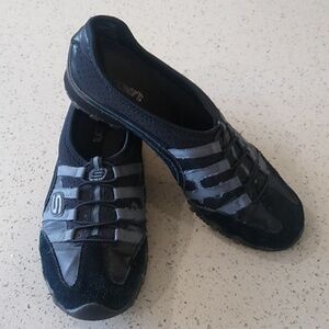 SKECHERS BLACK SUEDE & GREY SLIP-ON LIGHT WEIGHT TENNIS SHOES 9.5